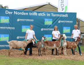 ANZ Züchterin Jenny Scharf mit ihren Ziegen in der Aufstellung